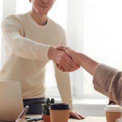 2 people shaking hands